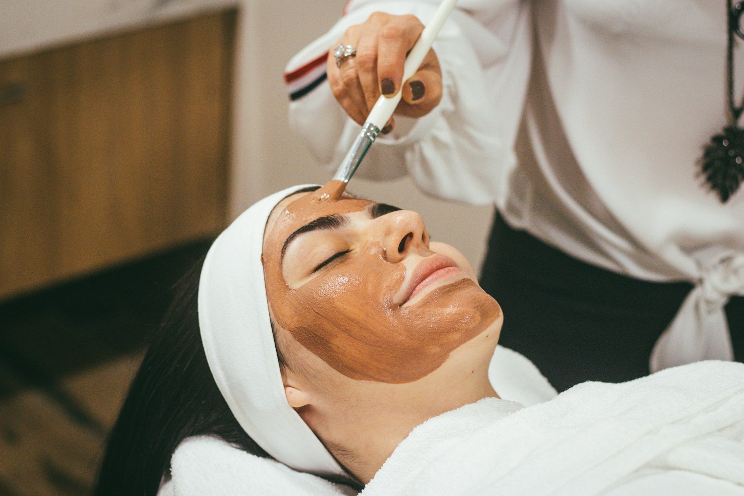 Un momento de calma durante un tratamiento facial en un espacio de estética